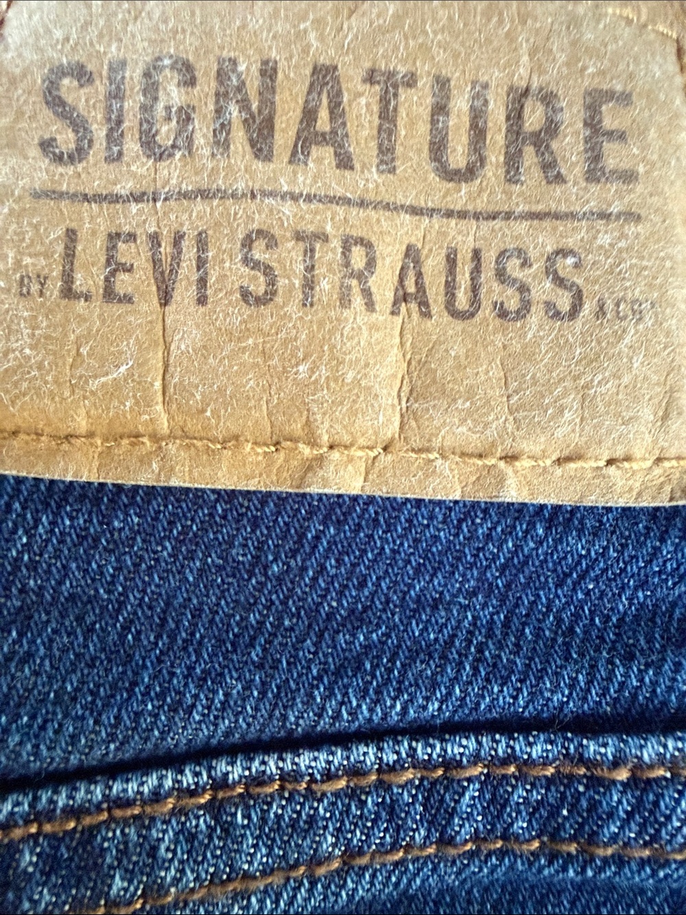 Levi's Women’s Relaxed Fit Blue Jeans with Contrast Stitching - Picture 2 of 8